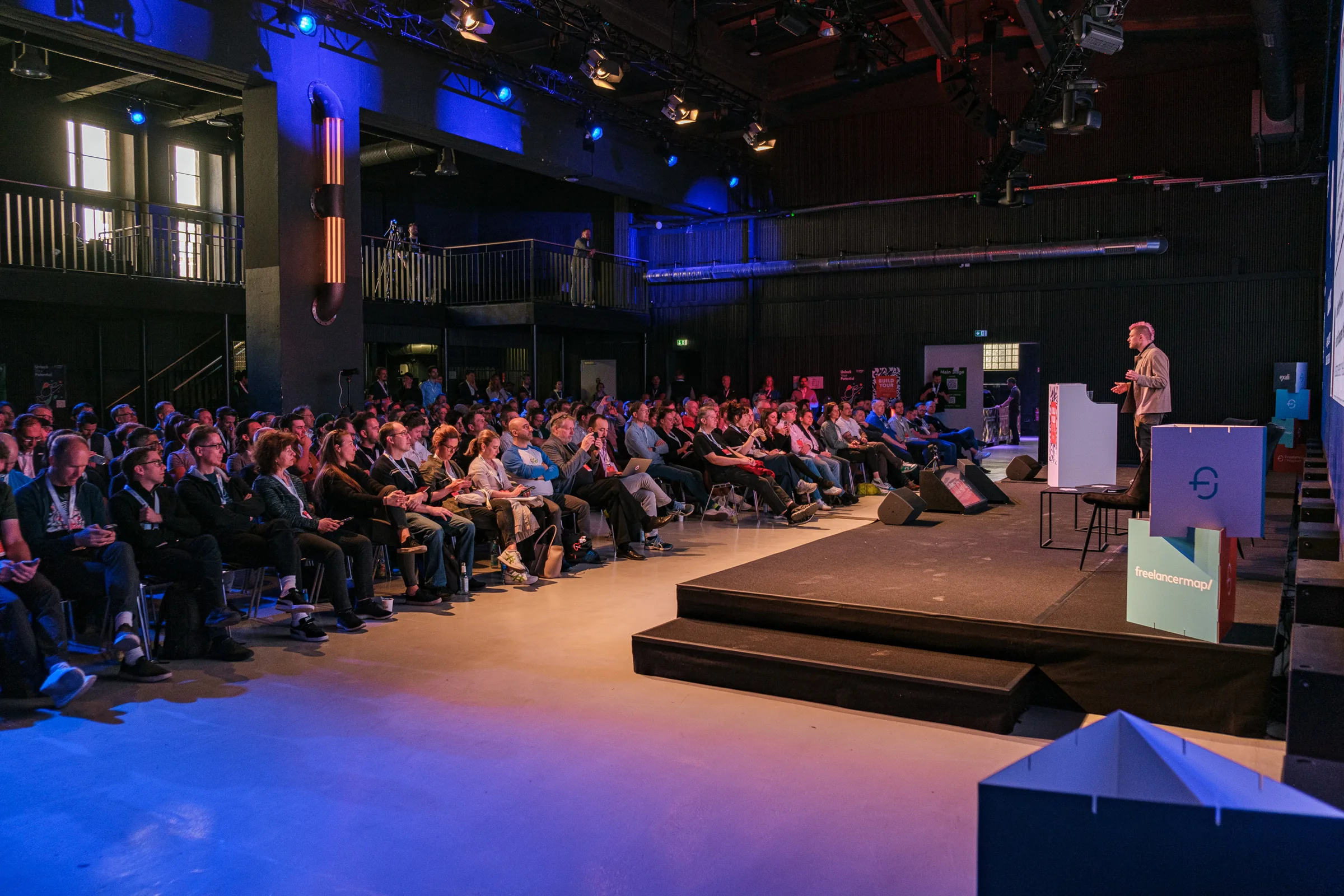 Das Publikum vor der Hauptbühne bei Freelance Unlocked